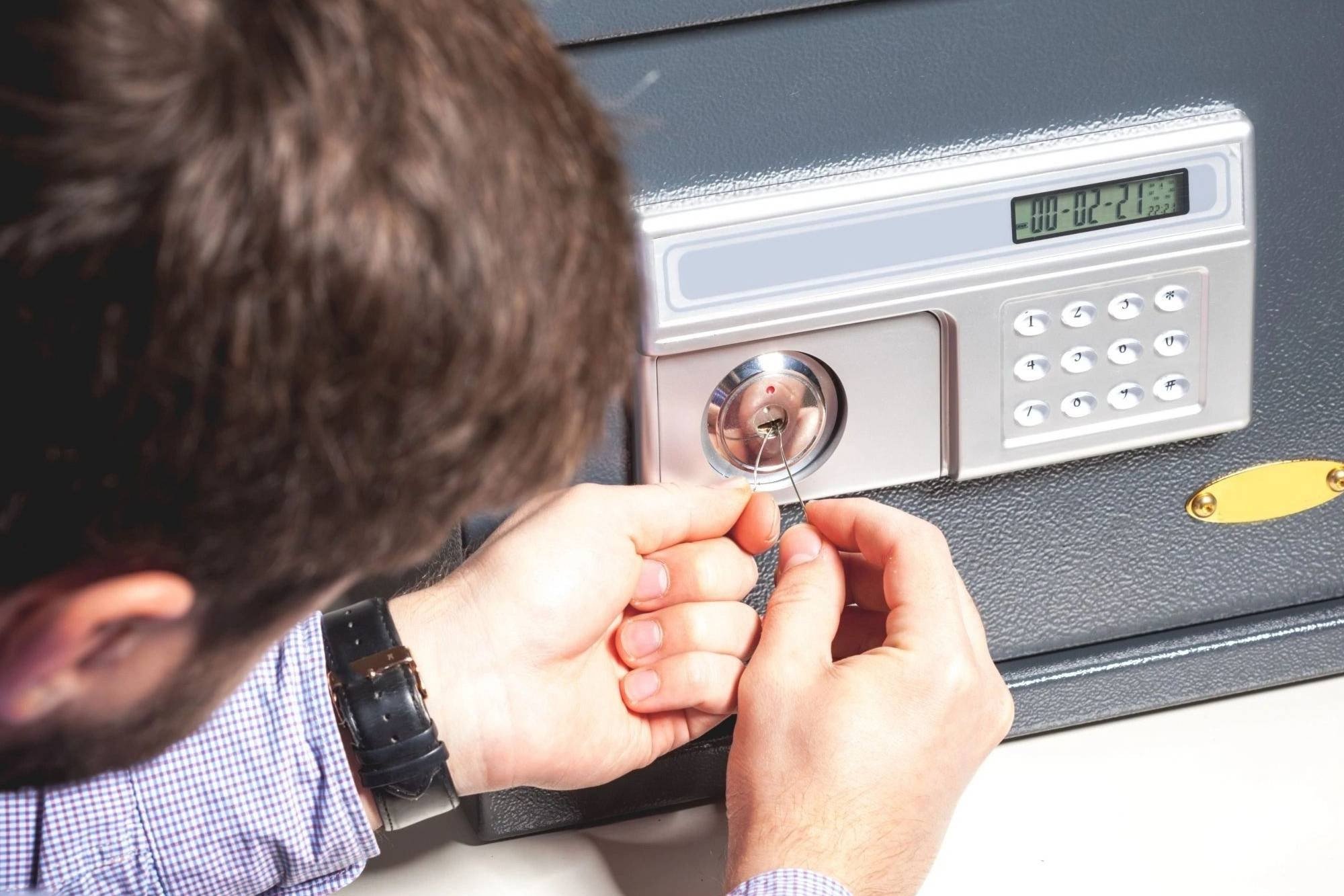 Safe locksmith